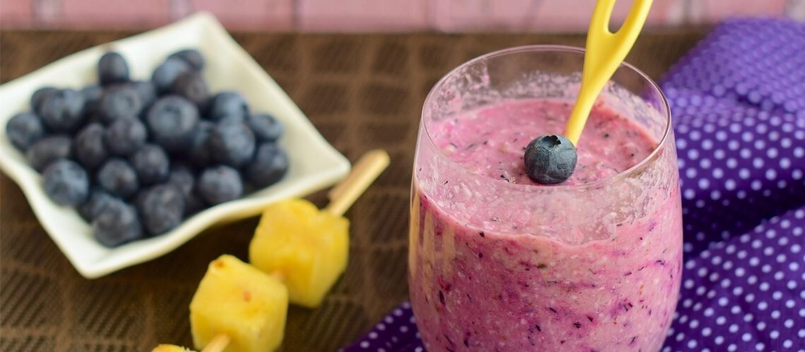 J&J with me: Smoothie με μύρτιλα και ανανά